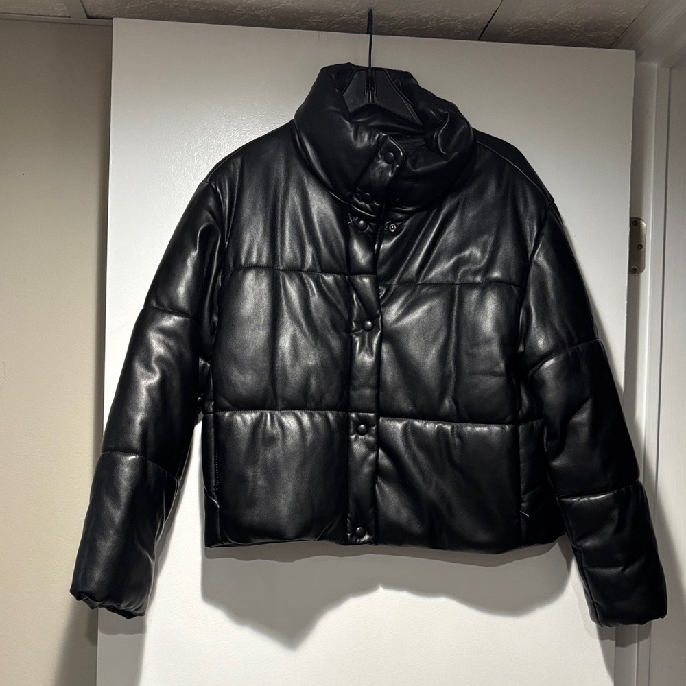 Gap Black faux leather Puffer Jacket size L. Like new